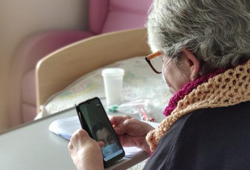 Regla y Esperanza, durante una videollamada aisladas en sus habitaciones.