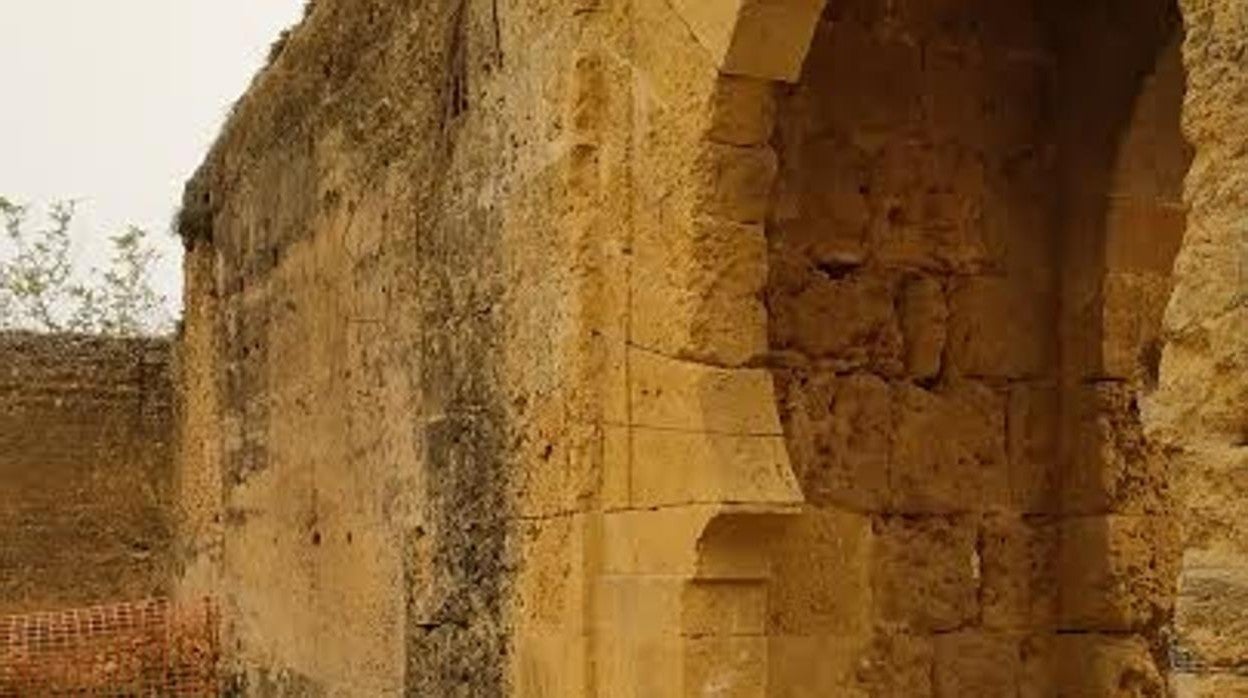 Arco de herradura de la alcazaba de la Torre Mocha del castillo de Alcalá