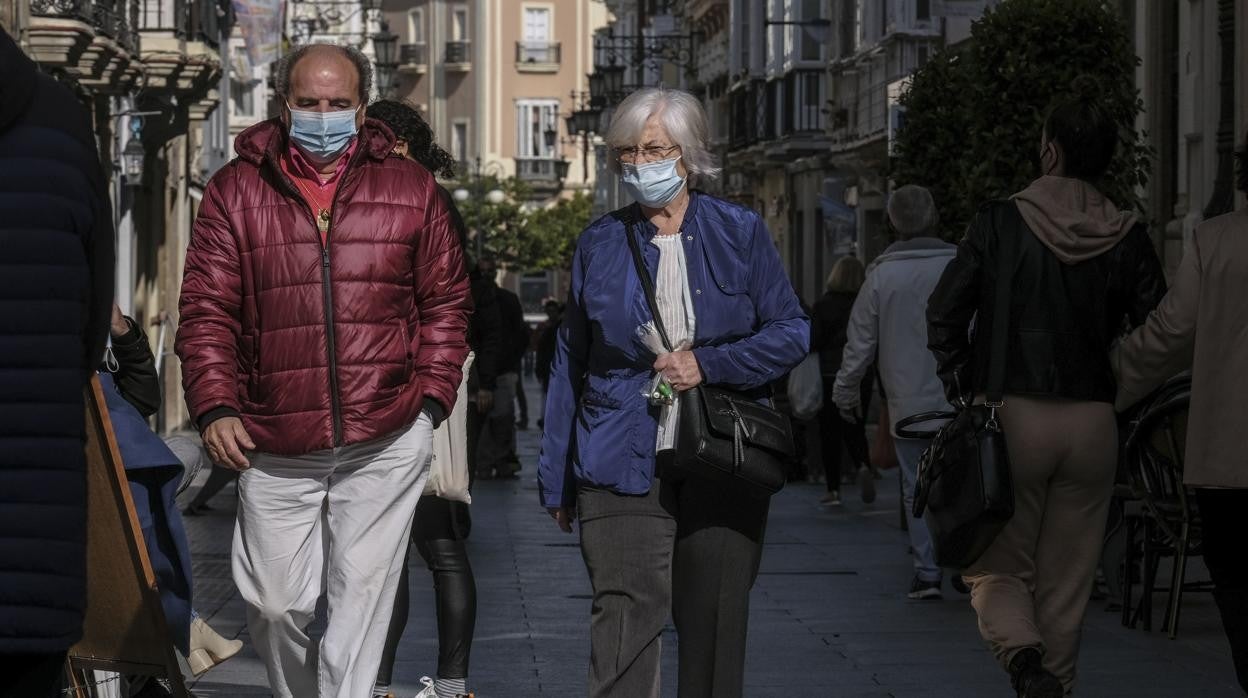 Gaditanos pasean con mascarilla por las calles de Cádiz capital.