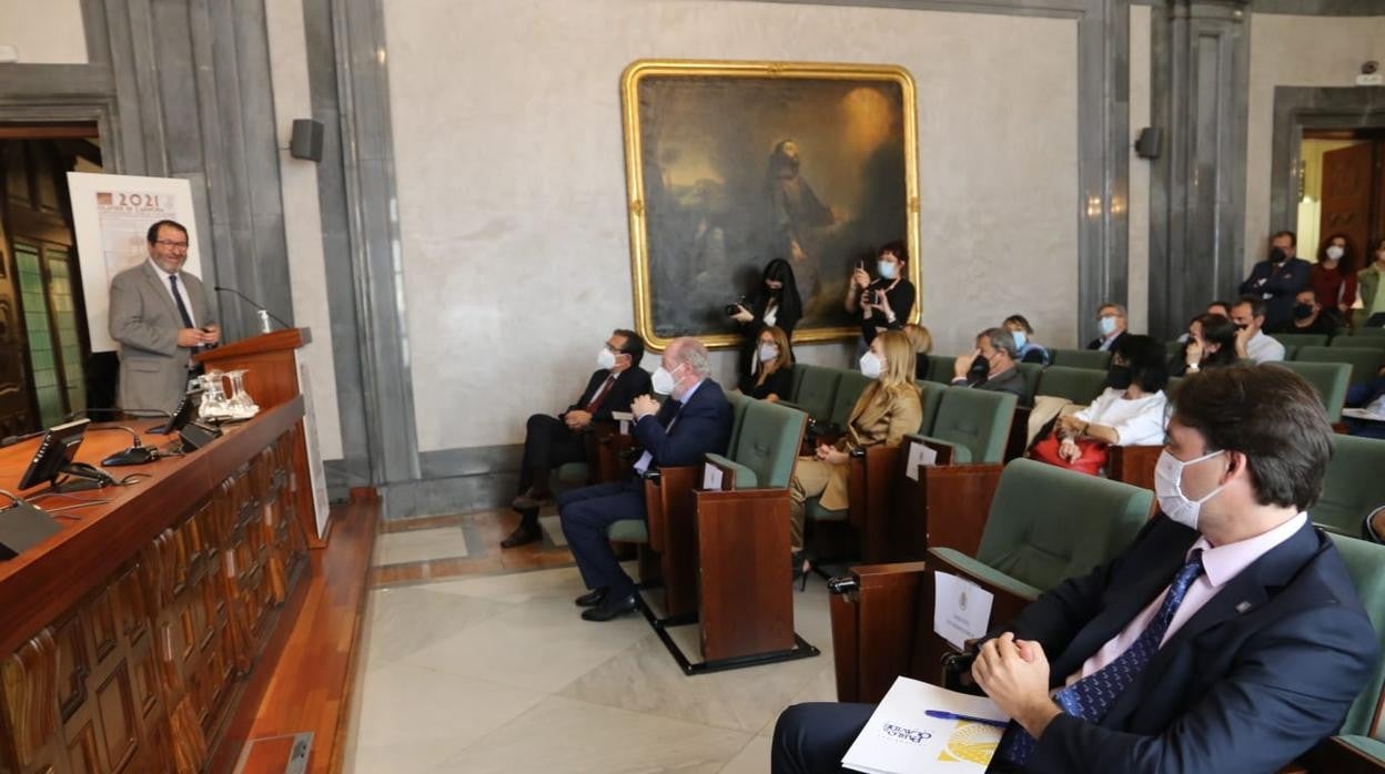 El alcalde de Carmona, Juan Ávila, durante la presentación de los cursos de verano de la UPO