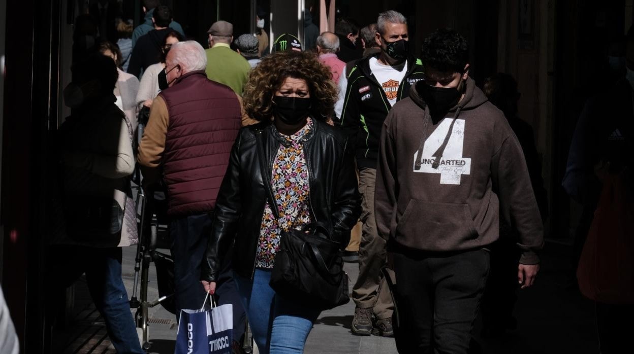 Ciudadanos pasean por el centro de Cádiz capital con mascarilla.