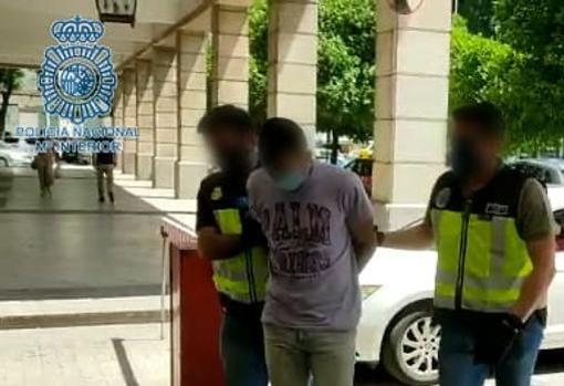 El acusado, custodiado por dos agentes, a su llegada a los juzgados cuando fue detenido