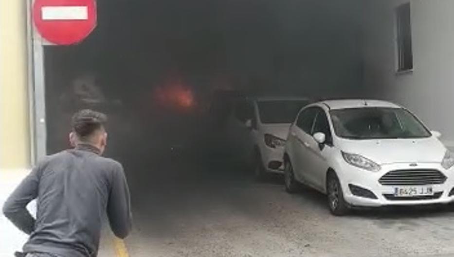 Se juega la vida para salvar un coche de las llamas en un incendio en Chiclana