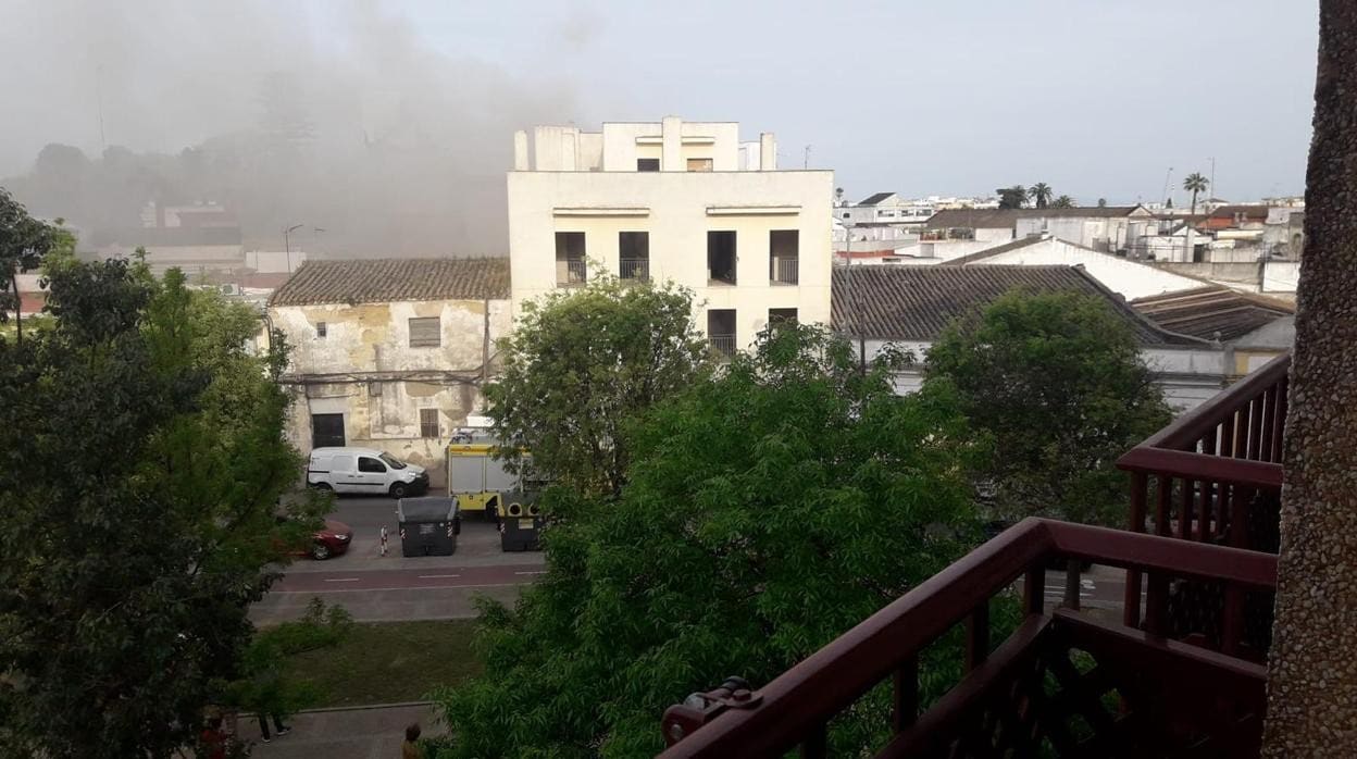 Un incendio en la calle Asta de Jerez deja tres personas afectadas por inhalación de humo