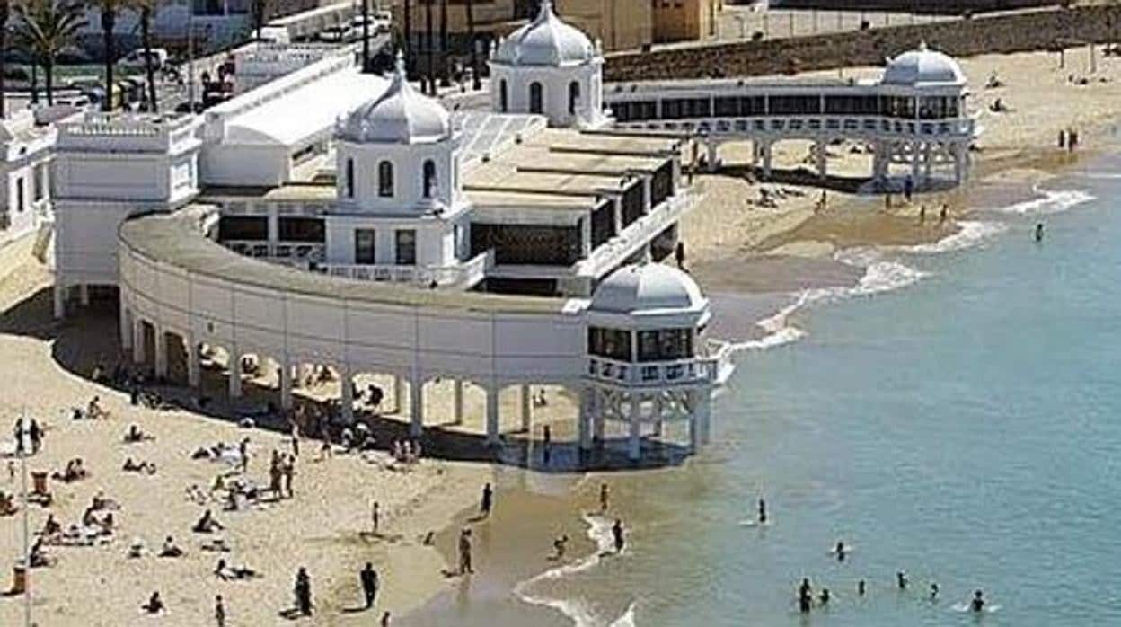 Cádiz refuerza el servicio de limpieza de sus playas en en pretemporada y temporada baja