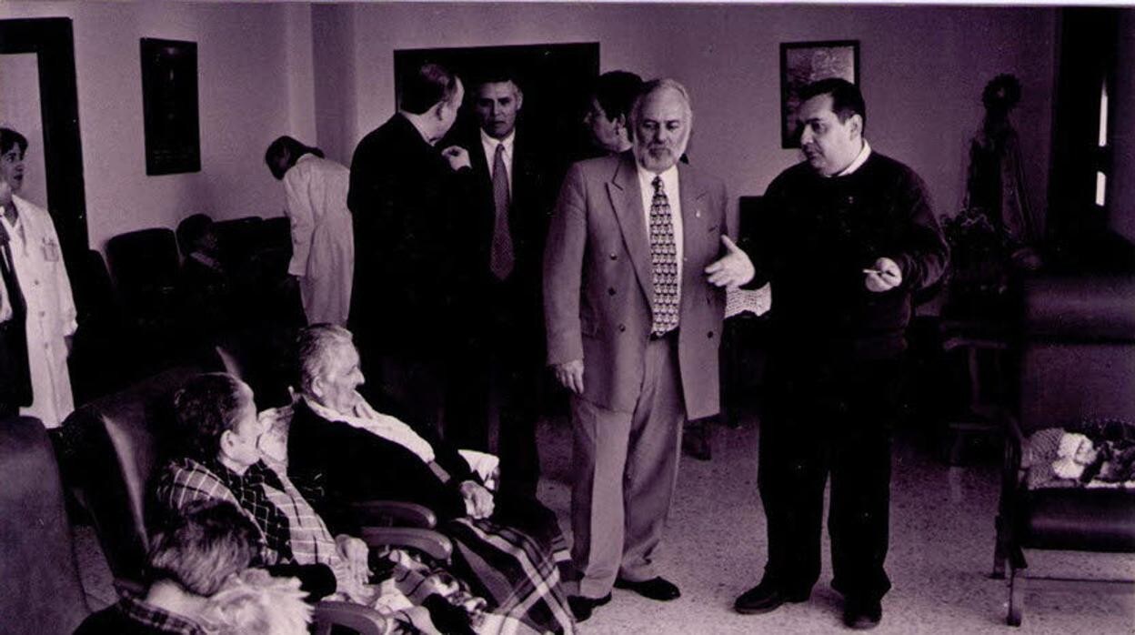 Imagen de archivo del exconsejero Pérez Saldaña visitando el geriátrico en 2002 junto al padre Pepe