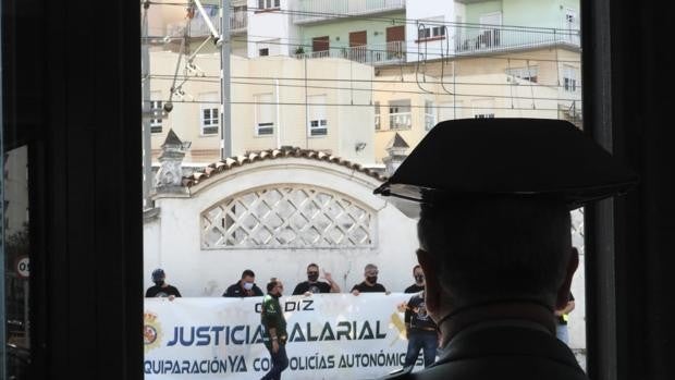 Protestas en la visita de la directora general de la Guardia Civil en Cádiz