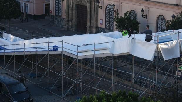 Denuncian el silencio municipal tras incumplirse el pliego de la pista de hielo de Navidad