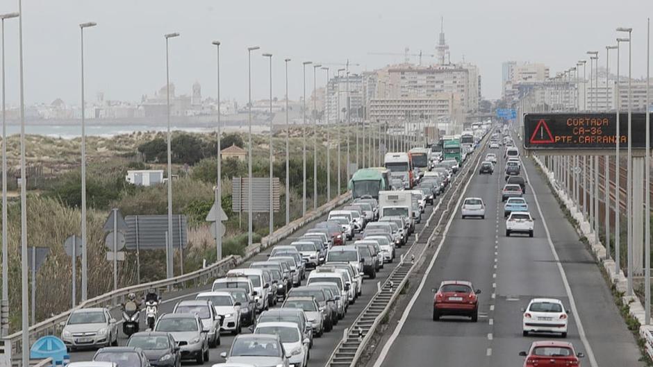 Atascos en la carretera para entrar y salir de Cádiz