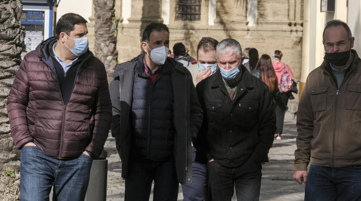 Gaditanos pasean con mascarillas por Cádiz capital.