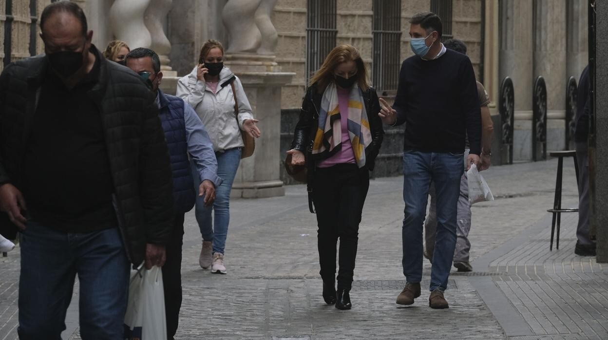 Ciudadanos paseando por las calles de Cádiz capital con mascarillas para protegerse del covid.