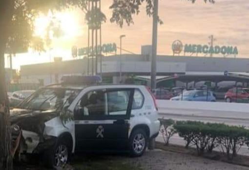 Fuerte colisión de una patrulla de la Guardia Civil tras chocar contra un árbol en una persecución en Chiclana