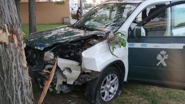 Fuerte colisión de una patrulla de la Guardia Civil tras chocar contra un árbol en una persecución en Chiclana