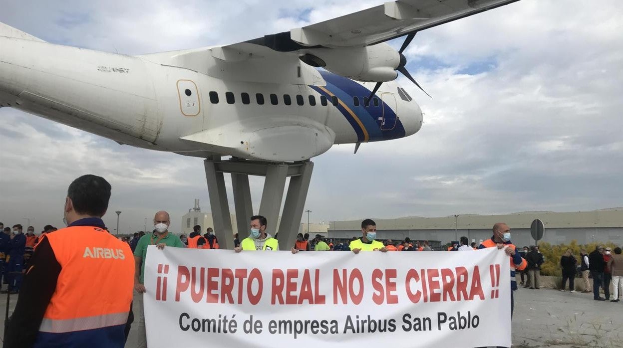 Trabajadores pertenecientes a CCOO se han movilizado en Airbus San Pablo para defender el empleo y rechazar el cierre de la planta de Puerto Real