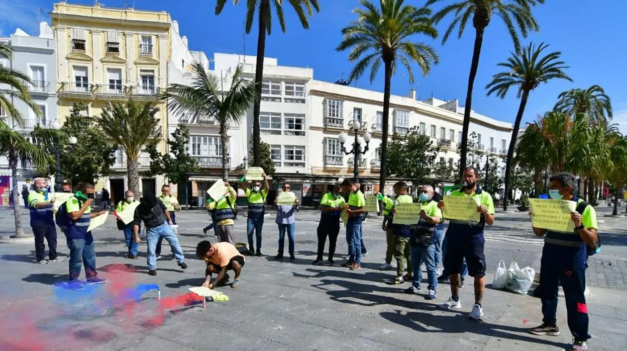 Trabajadores de mantenimiento de la red de alcantarillado de Cádiz se han movilizado a las puertas del Ayuntamiento.