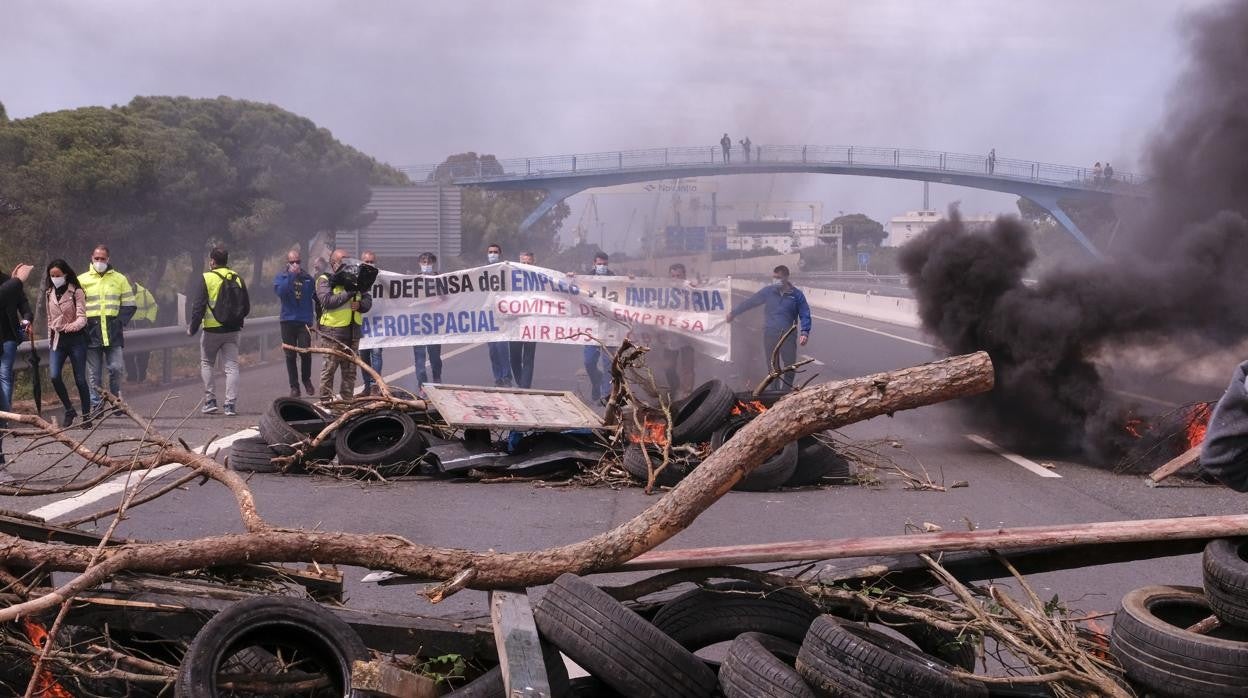 Imagen de una de las barricadas en los accesos a Cádiz