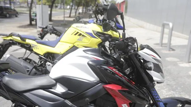 Las multas más curiosas en carretera: 3.000 euros por lavar la moto en la calle o 500 por hacer un caballito
