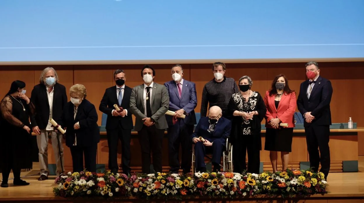 Foto de familia, al terminar el acto, de los ocho galardonados junto al alcalde de la ciudad, José María González.