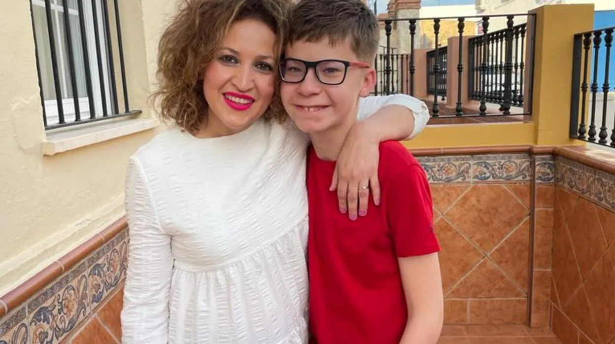 Lali Castillo y el joven Bruno, que sufre el síndrome de Prader Willi
