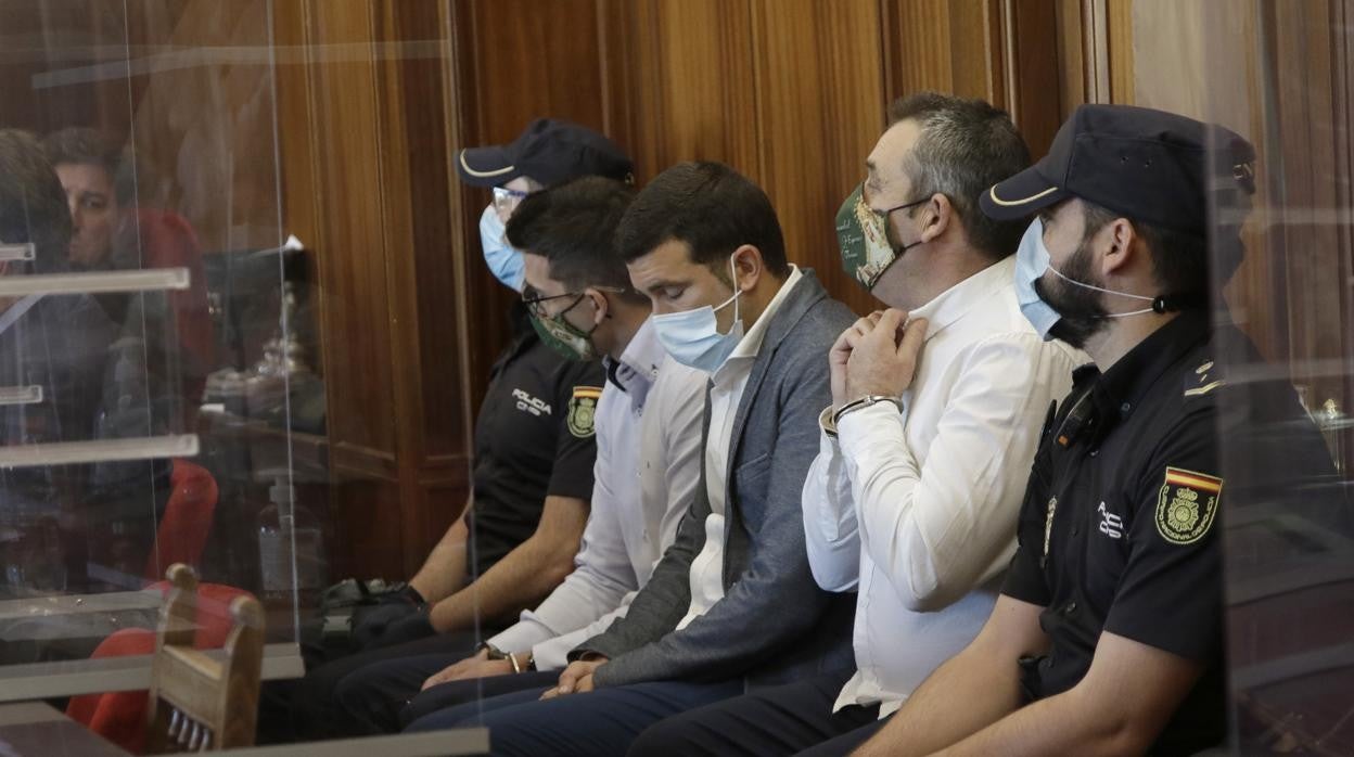 El principal acusado, primero por la izquierda, junto a su hermano y su padre durante el primer día del juicio en la Audiencia el pasado mes de febrero