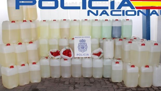 La Policía Nacional interviene en La Línea una narcolancha, 2.400 litros de combustible y recupera tres todoterrenos