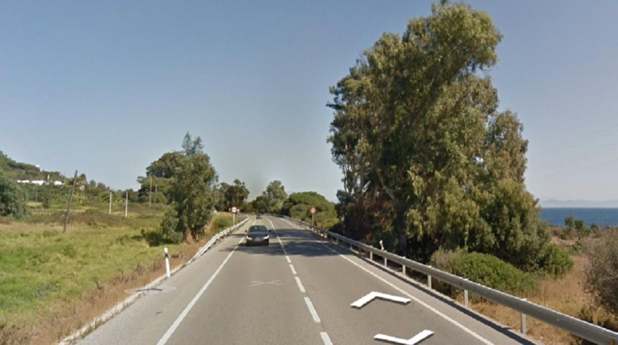 Un motorista fallecido y una mujer herida en un accidente de tráfico en Cádiz
