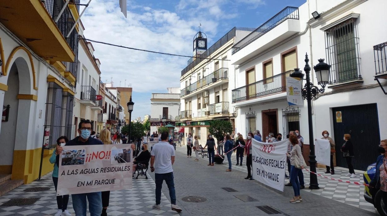 Protesta vecinal a las puertas del Ayuntamiento de Coria contra la construcción de la EBAR en la barriada de San José