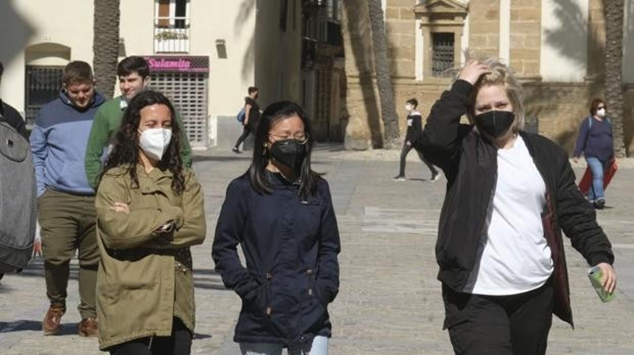 La cuarta ola remite en Cádiz, reduce su tasa de incidencia pero suma un centenar de contagios en un día