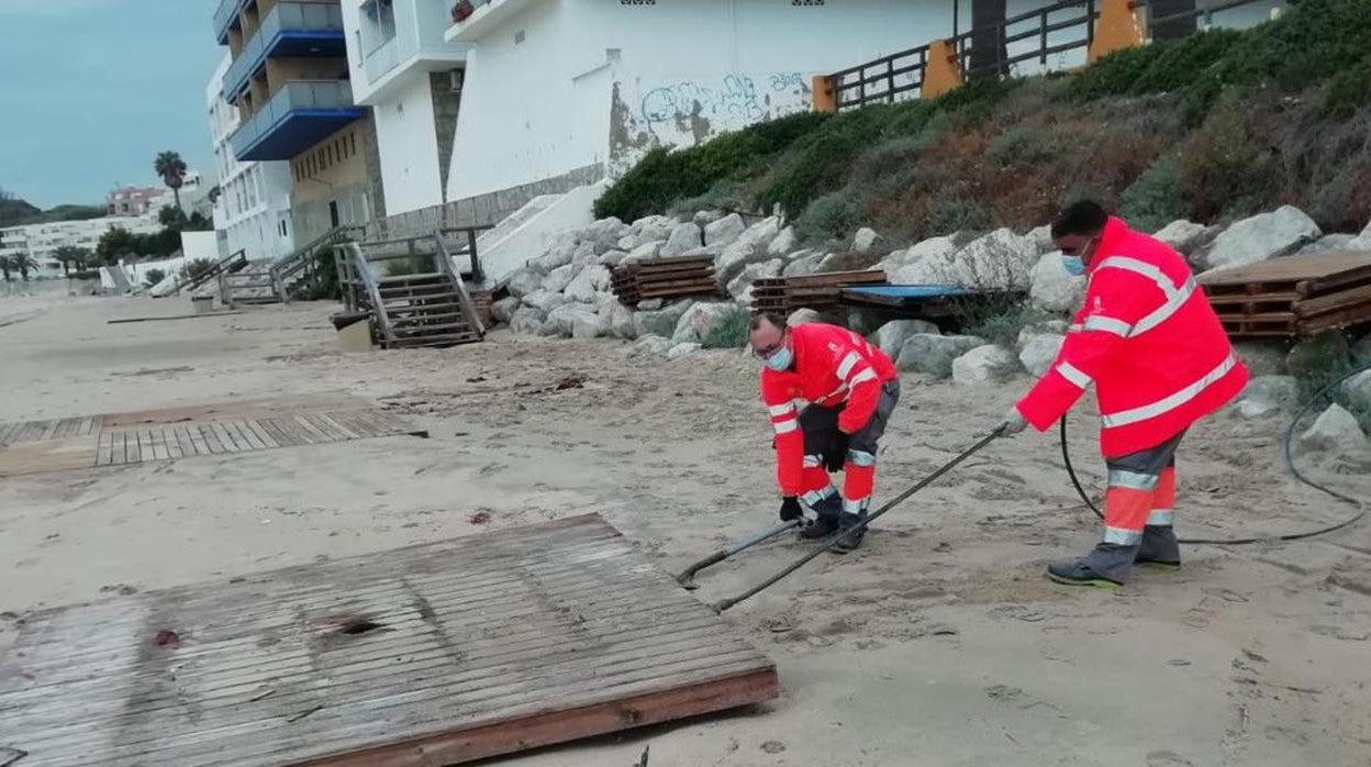 Fotos: La borrasca Lola y las mareas se tragan las playas de Cádiz