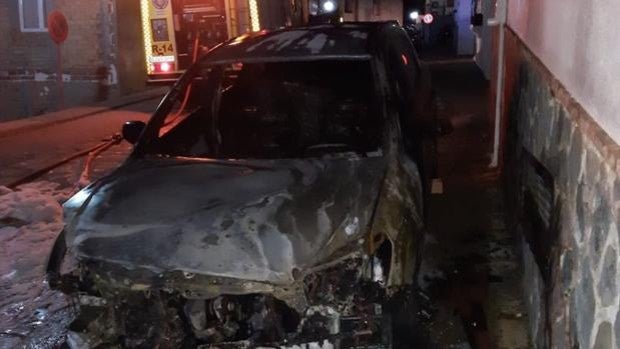 Un coche sale ardiendo de madrugada en El Gastor