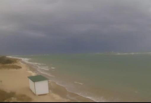 Fotos: La borrasca Lola y las mareas se tragan las playas de Cádiz