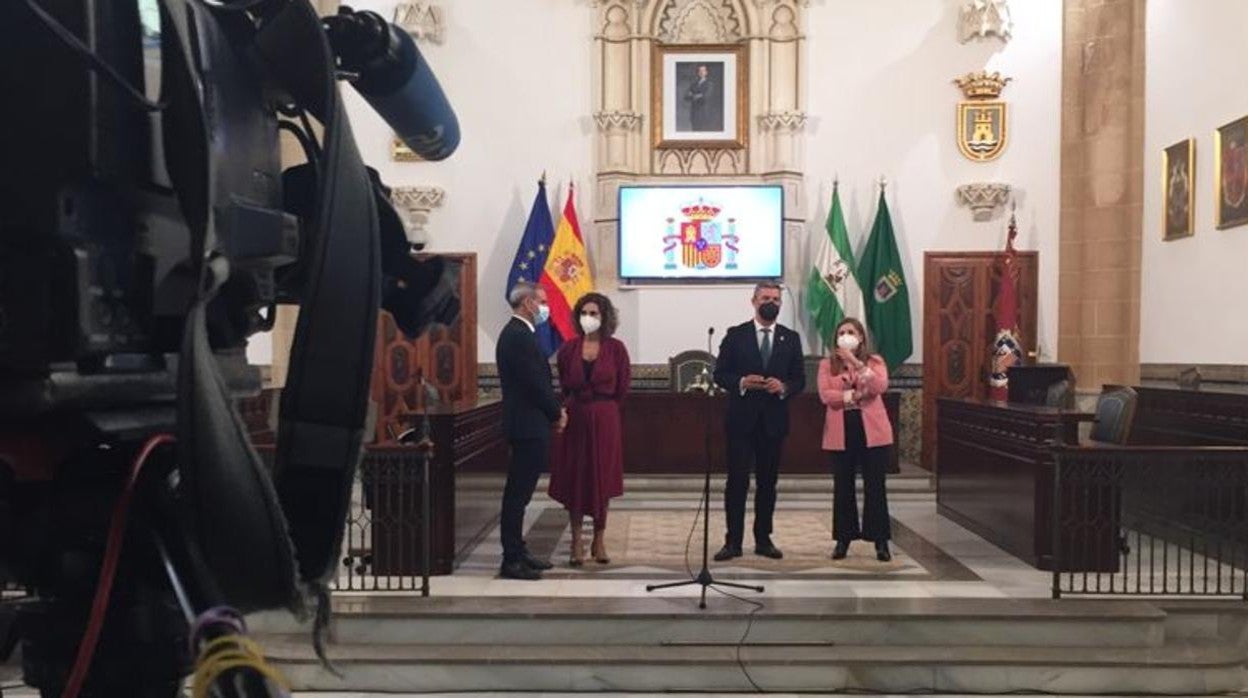 Momneto de la comparecencia de la ministra en el Ayuntamiento de Rota