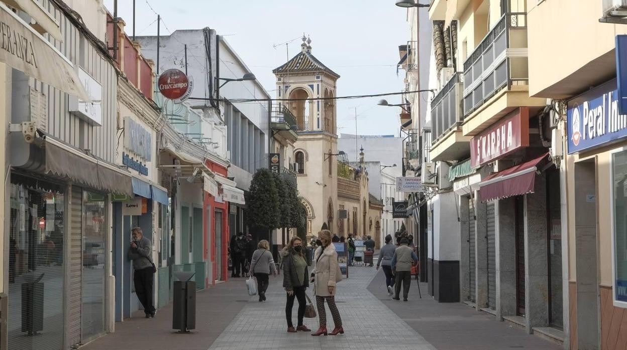 Una de las calles más comerciales de Dos Hermanas durante el confinamiento del mes de febrero