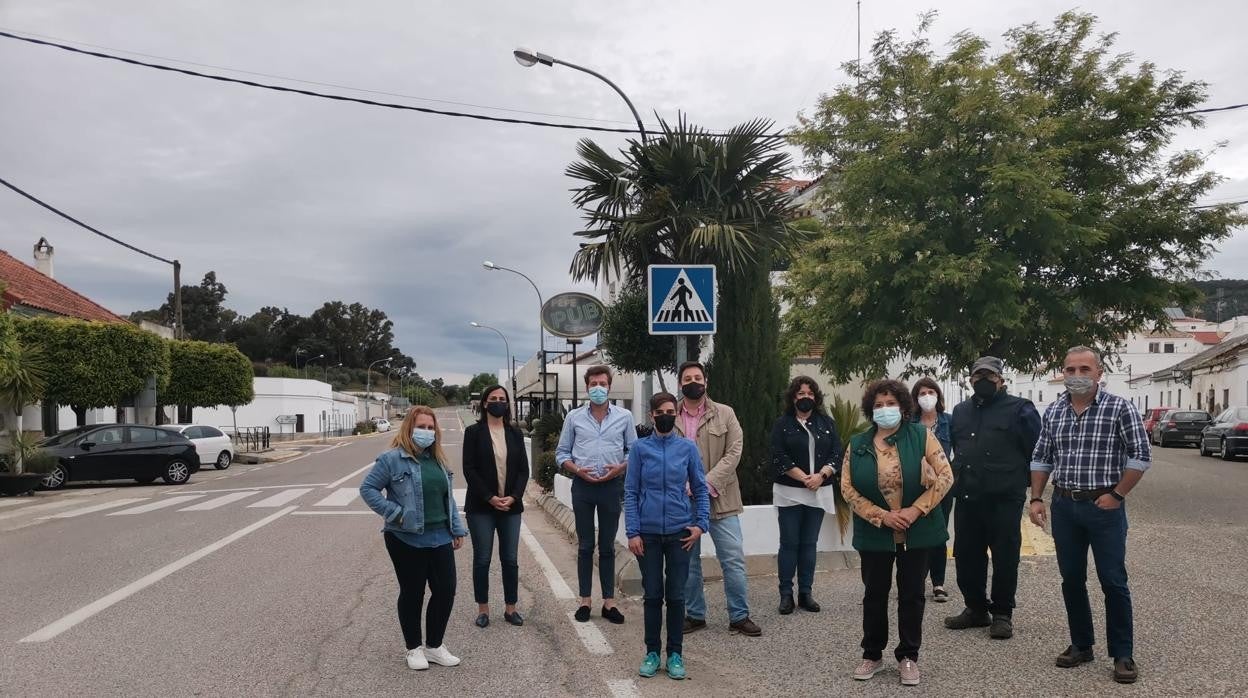 Dirigentes del Partido Popular en una de las calles de El Pedroso