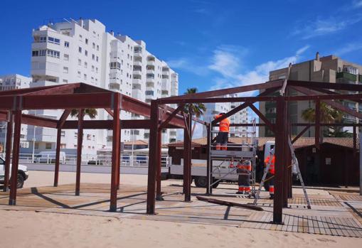 Cádiz arregla a contrarreloj los daños en sus playas de cara al fin de semana de apertura entre provincias