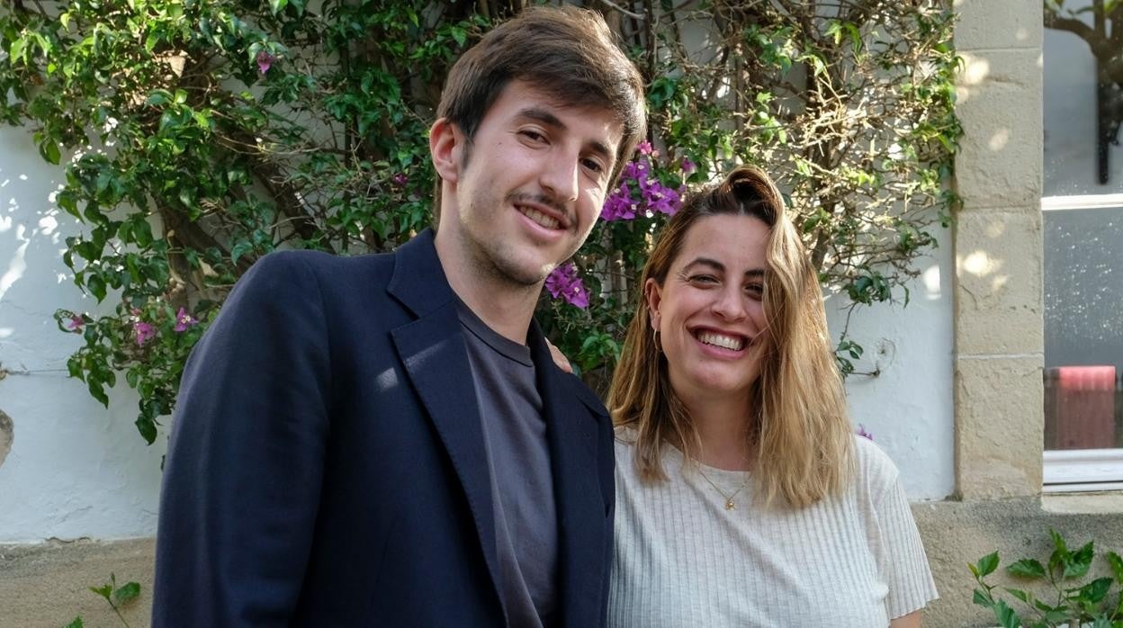 Rafael y Déborah Casillas, en el patio de las Bodegas de Mora de Osborne donde este jueves se presentó la nueva edición del Cabaret Festival.