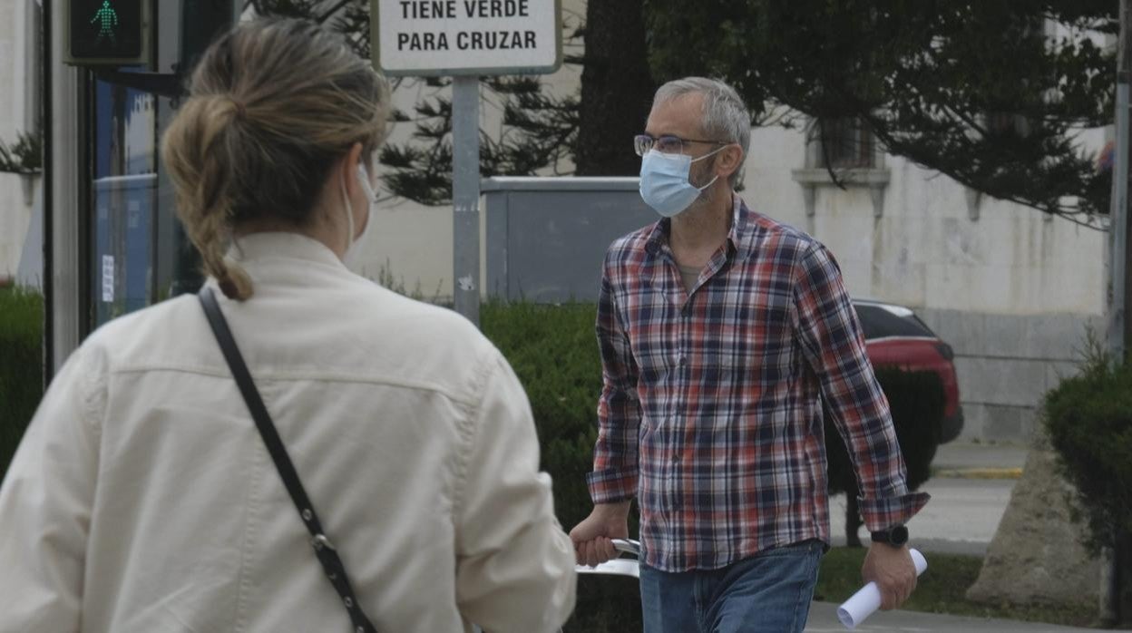 Gaditanos pasean con mascarilla en Cádiz.