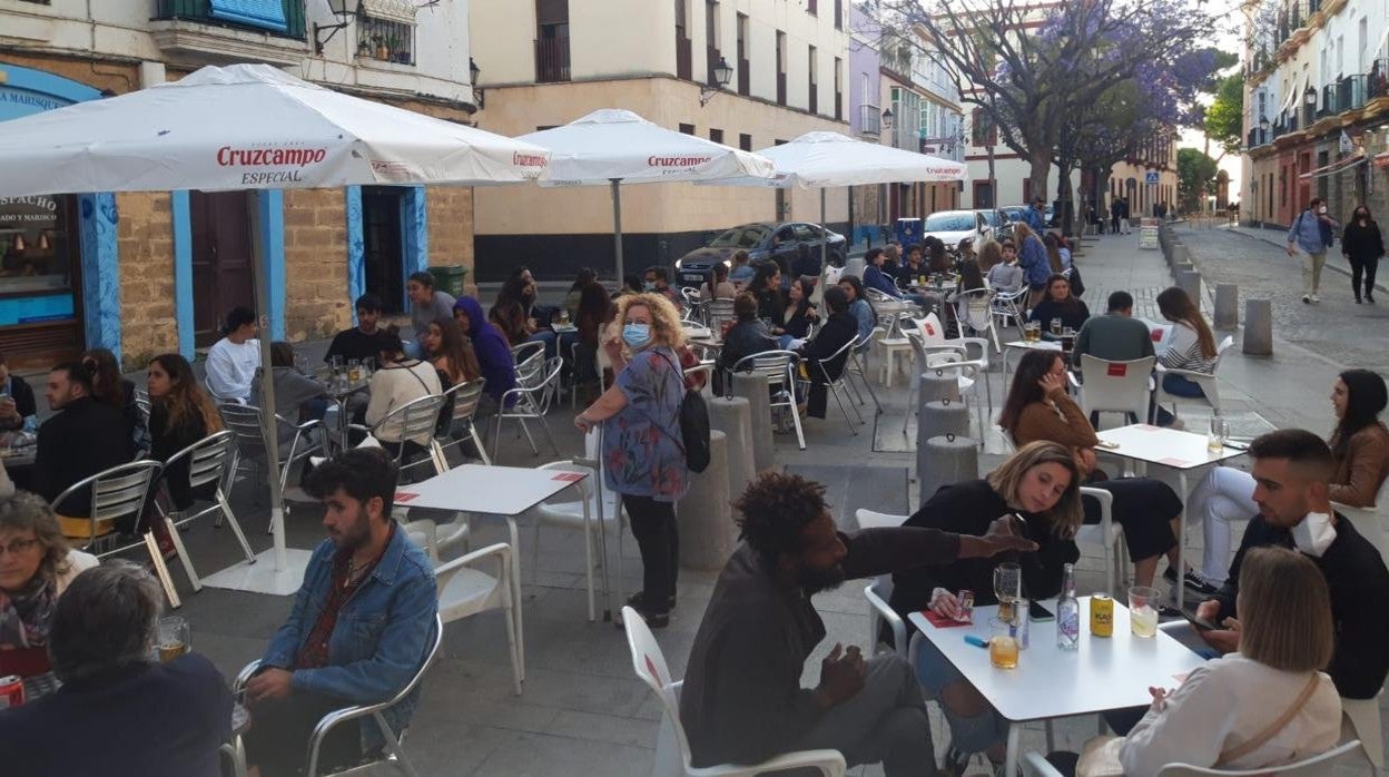 Ambiente en las terrazas de la plaza del Mentidero de Cádiz este viernes/ F. Jiménez