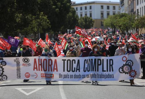 Manifestación organizada por los sindicatos mayoritarios, UGT y CCOO, bajando la Cuesta de las Calesas.