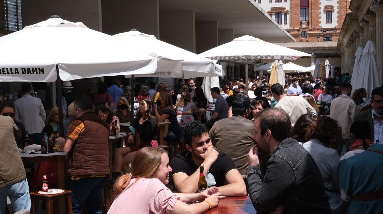 El Rincón Gastronómico se llenó de público al mediodía.