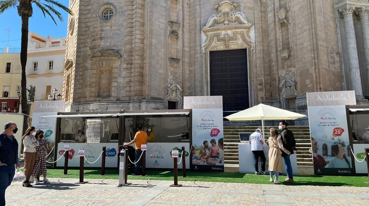 La Junta promociona la oferta turística gaditana en una acción itinerante por las ocho provincias.