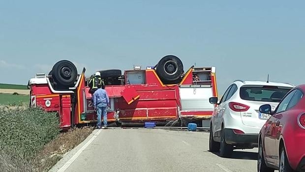 Vuelca un camión de bomberos cuando se dirigía a sofocar un incendio en El Viso del Alcor