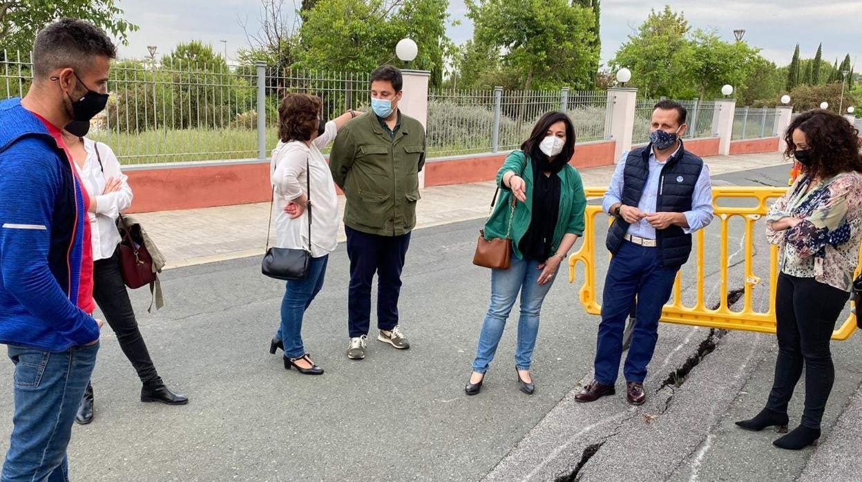 Dirigentes del PP ante la grieta aparecida en una calle de la barriada Las Terrazas