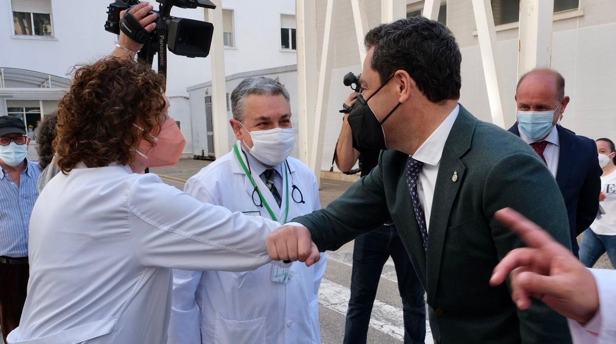 El presidente de la Junta, Juanma Moreno en su visita al Hospital Puerta del Mar de Cádiz