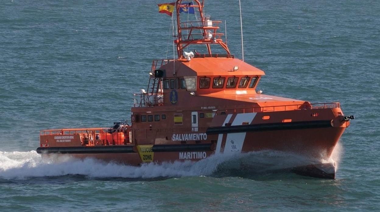 Un helicóptero cae al mar al este de Sotogrande dejando un herido y un desaparecido