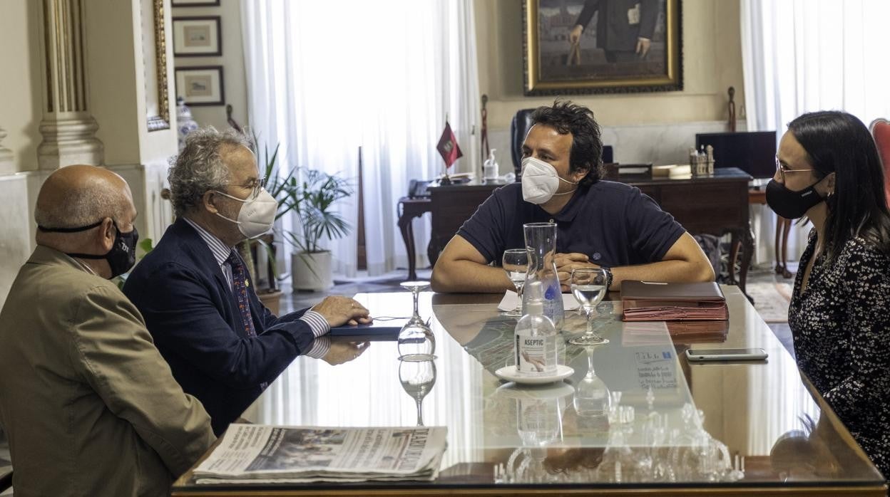 José María Esteban (segundo izqda), durante el encuentro con el alcalde y la concejala.