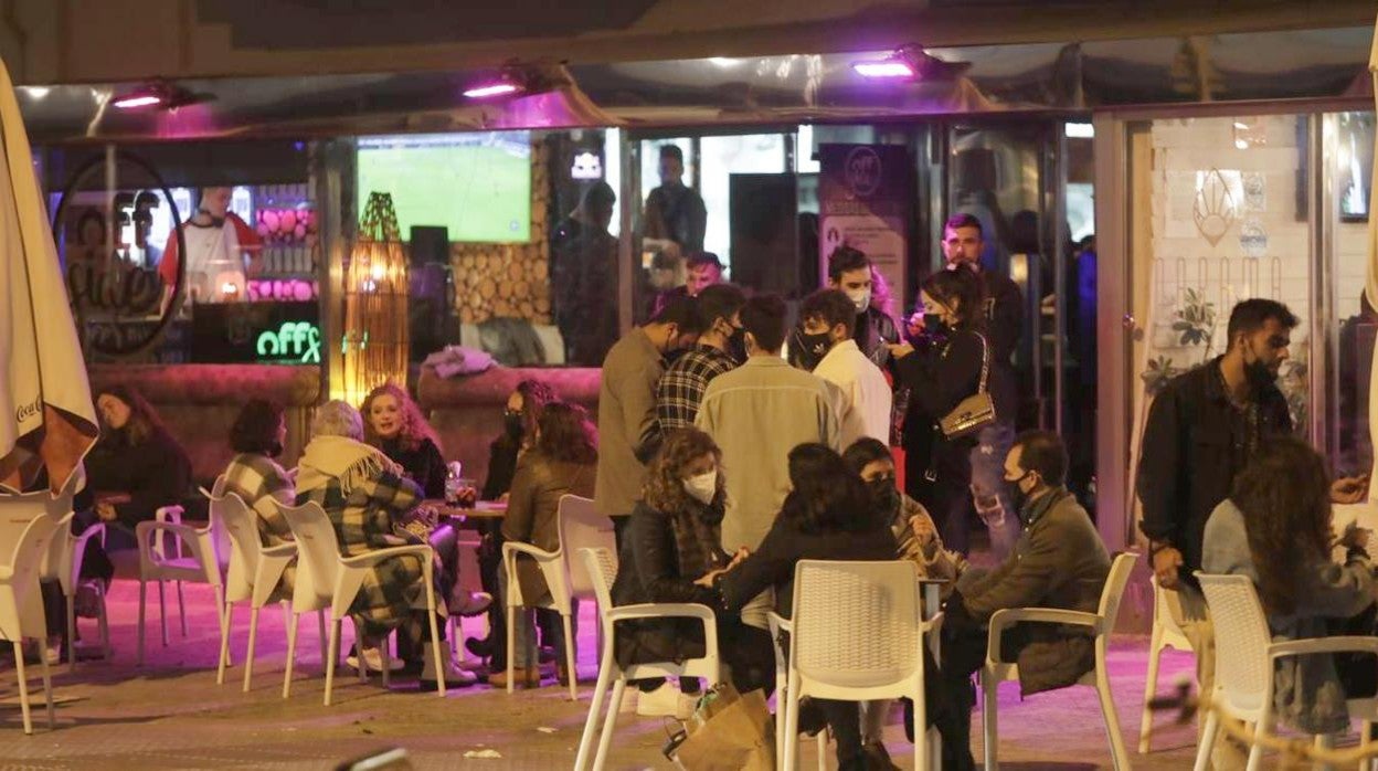 Un bar del Paseo Marítimo de Cádiz por la noche