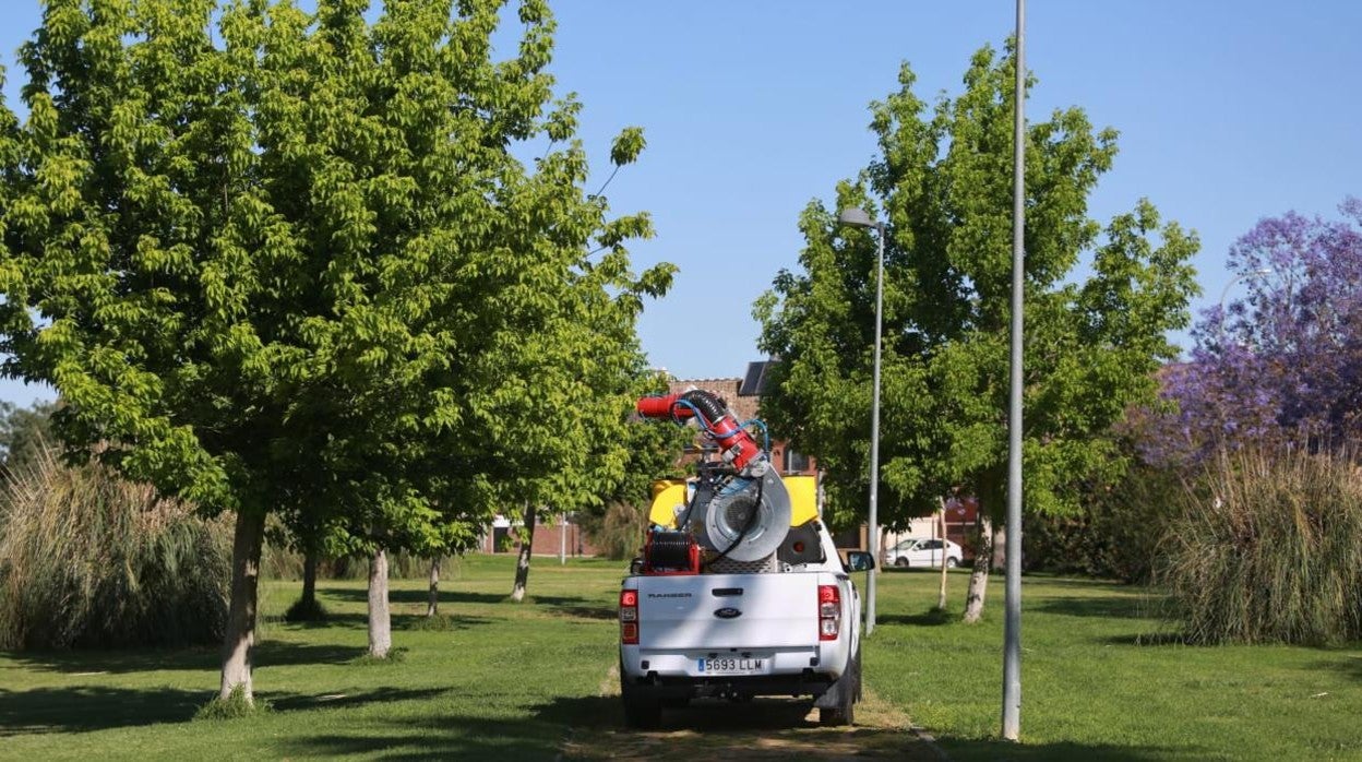 Un vehículo durante el inicio de la fumigación de zonas verdes en Coria del Río