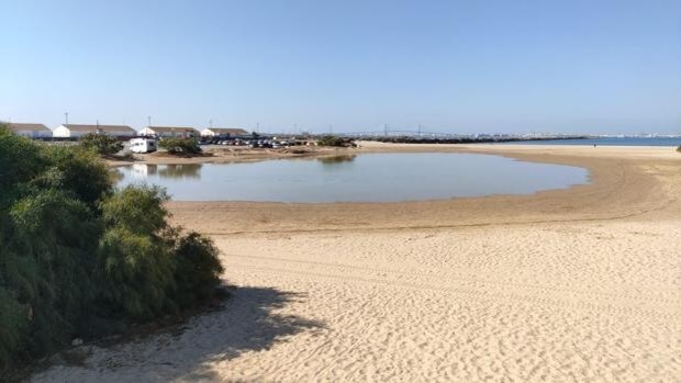 Costas regenera las playas de Fuentebravía y La Puntilla en El Puerto, que quedan acotadas