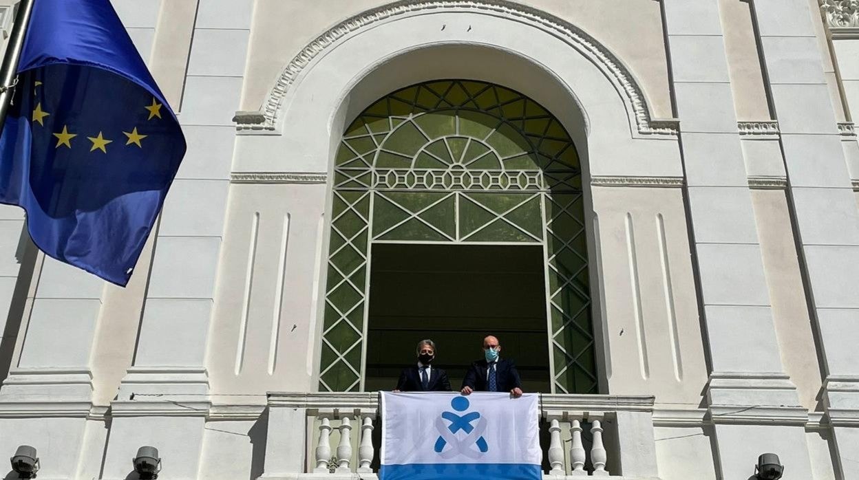 El alcalde de El Puerto junto al presidente del Colegio de Enfermería de Cádiz, con su bandera.